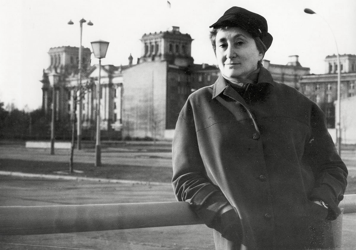 Елена Ржевская на фоне уничтоженного гитлеровского бункера. 1973 год, Берлин (Германия)