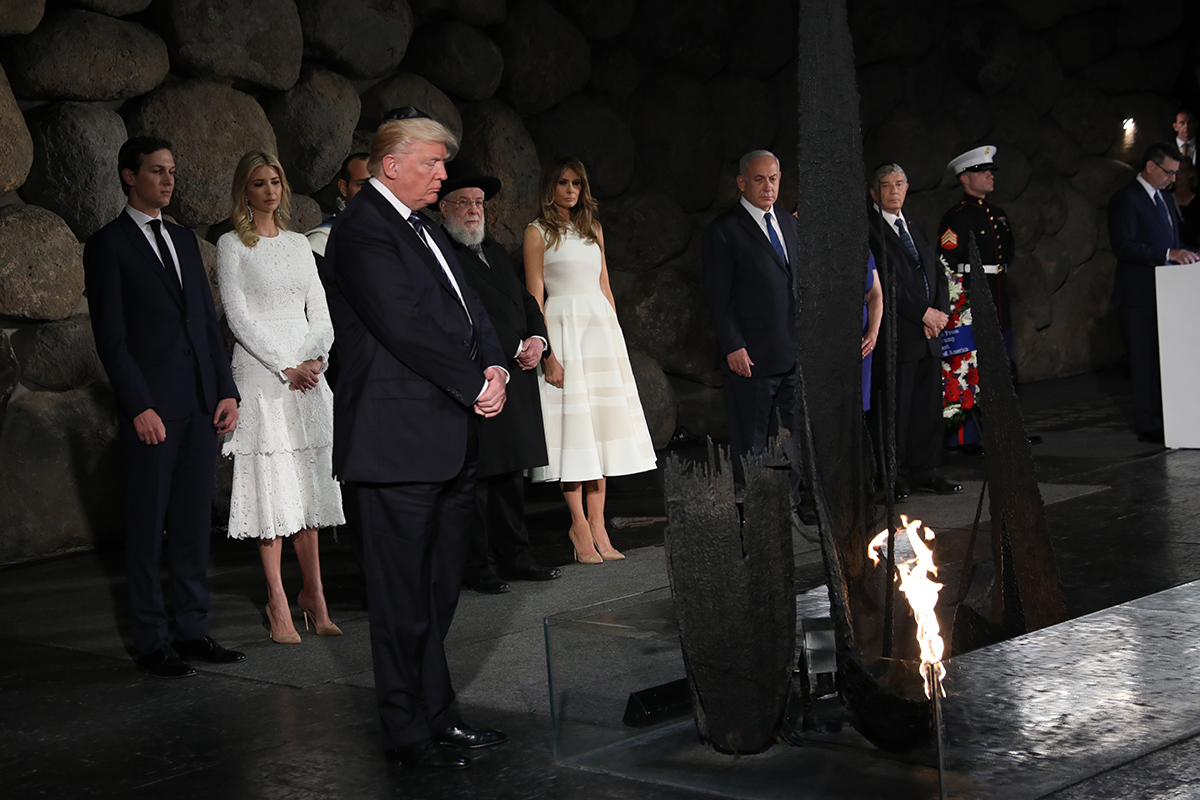 נשיא ארצות הברית דונלד טראמפ מעלה את אש התמיד באוהל יזכור