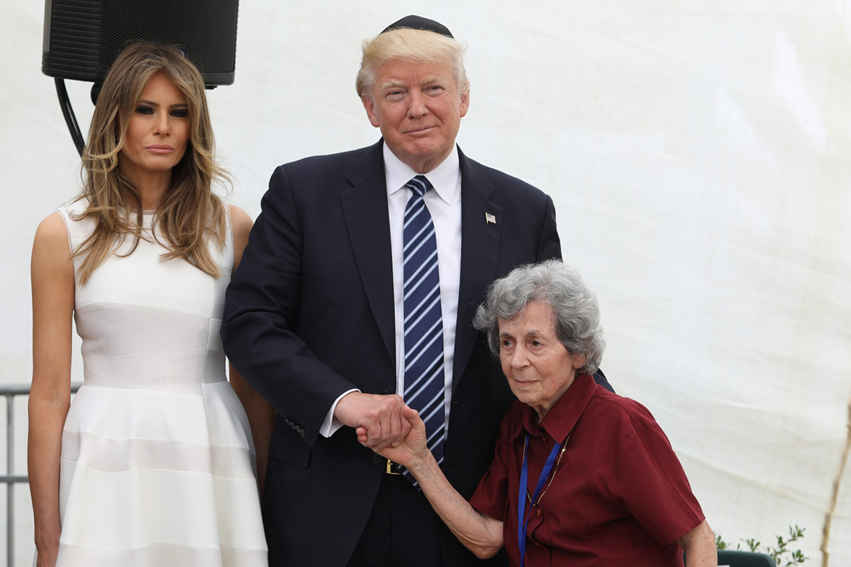 נשיא ארצות הברית דונלד טראמפ עם ניצולת השואה מרגוט הרשנבאום, אחותה של אסתר גולדשטיין. מרגוט העניקה את אלבומה של אסתר ליד ושם ב-2006